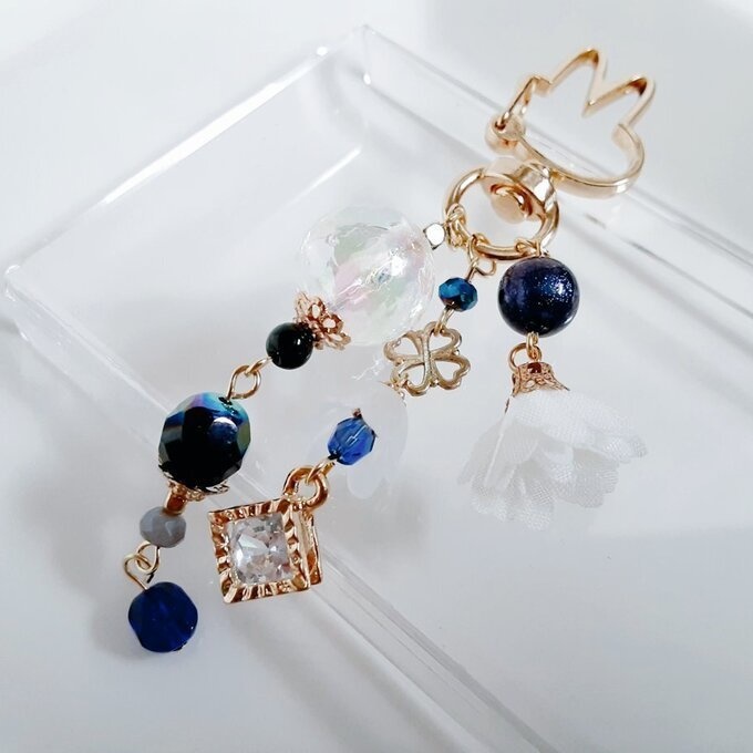 ジルコニア風チャームが揺れる☆幻想的な虹色モザイクビーズとお花モチーフが可愛いウサギちゃんキーホルダー(青)