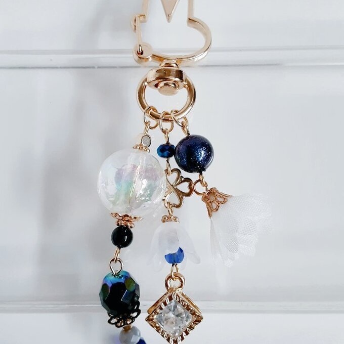 ジルコニア風チャームが揺れる☆幻想的な虹色モザイクビーズとお花モチーフが可愛いウサギちゃんキーホルダー(青)