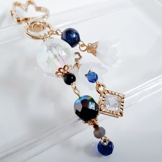 ジルコニア風チャームが揺れる☆幻想的な虹色モザイクビーズとお花モチーフが可愛いウサギちゃんキーホルダー(青)