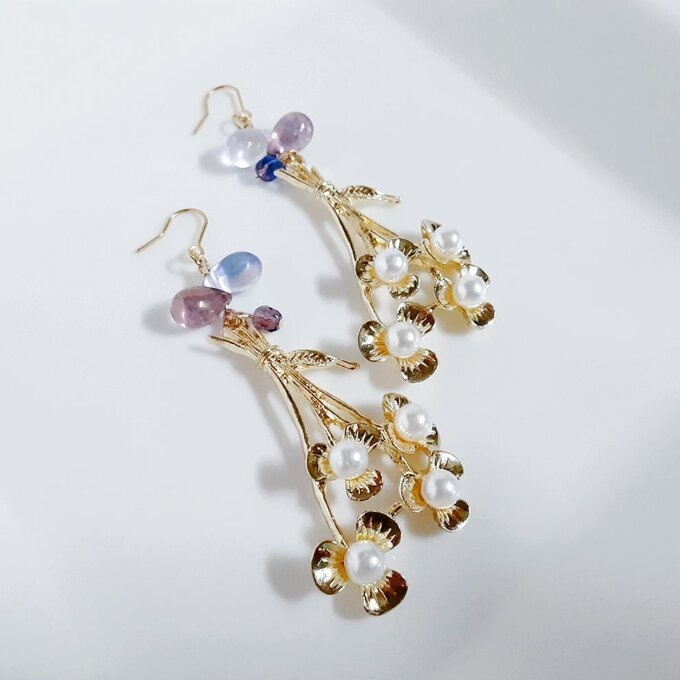 パール付き花束チャームとぷっくりしずくビーズが素敵な大ぶりピアス/イヤリング(パープル)
