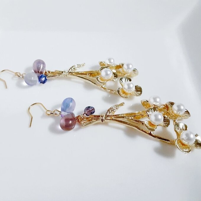 パール付き花束チャームとぷっくりしずくビーズが素敵な大ぶりピアス/イヤリング(パープル)