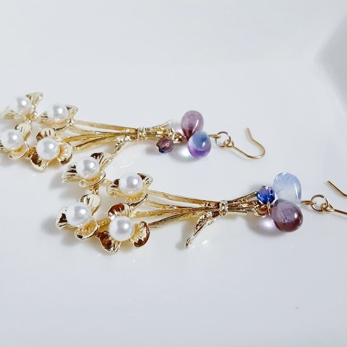 パール付き花束チャームとぷっくりしずくビーズが素敵な大ぶりピアス/イヤリング(パープル)