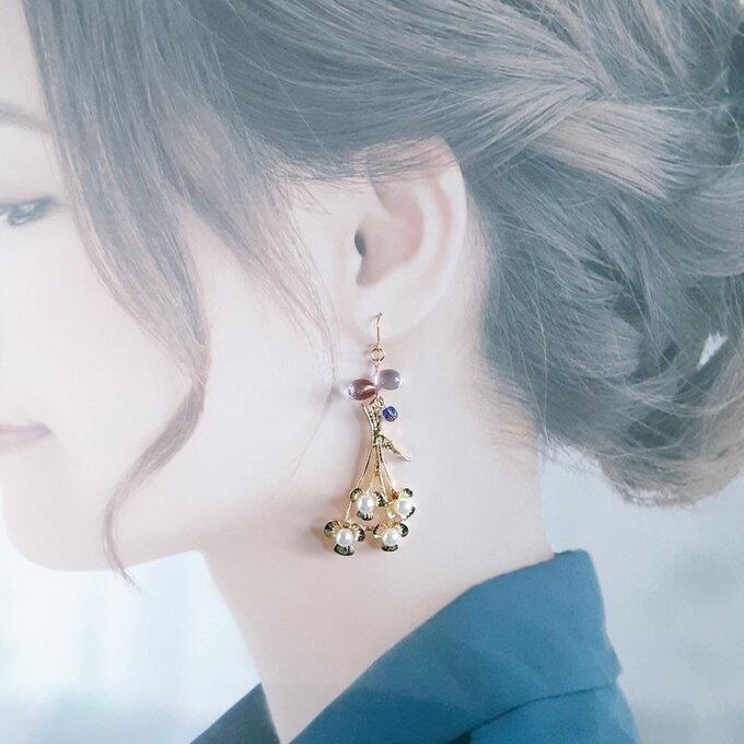 パール付き花束チャームとぷっくりしずくビーズが素敵な大ぶりピアス/イヤリング(パープル)