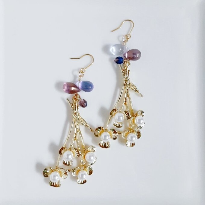 パール付き花束チャームとぷっくりしずくビーズが素敵な大ぶりピアス/イヤリング(パープル)