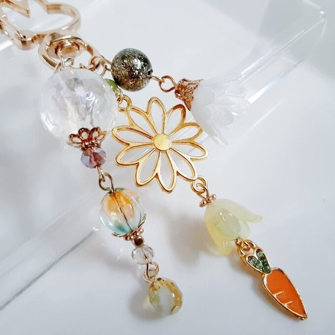 小さなにんじんが揺れる☆幻想的な虹色モザイクビーズとフラワーモチーフが可愛いウサギちゃんキーホルダー(秋色)