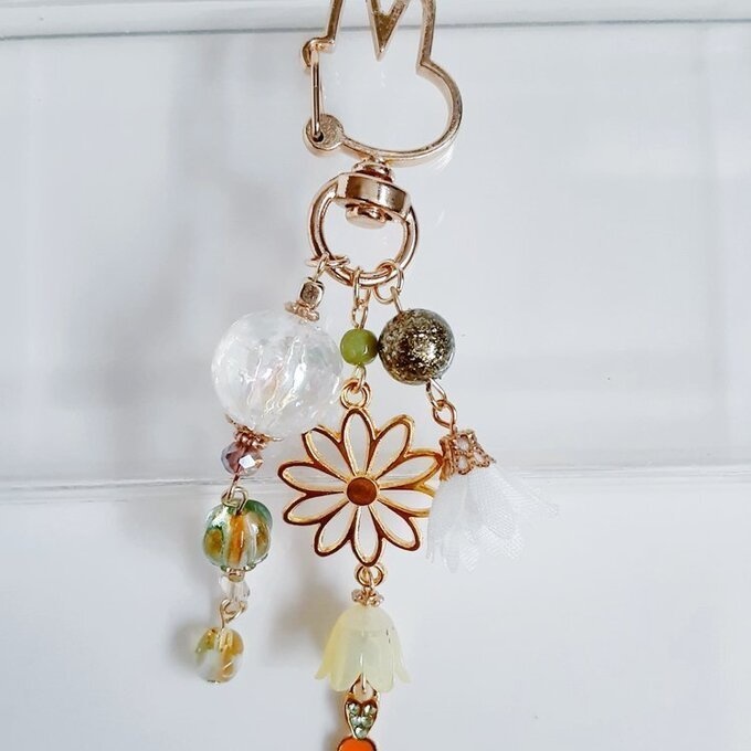 小さなにんじんが揺れる☆幻想的な虹色モザイクビーズとフラワーモチーフが可愛いウサギちゃんキーホルダー(秋色)