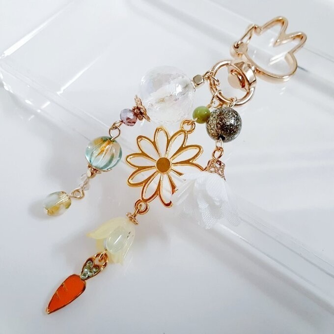 小さなにんじんが揺れる☆幻想的な虹色モザイクビーズとフラワーモチーフが可愛いウサギちゃんキーホルダー(秋色)