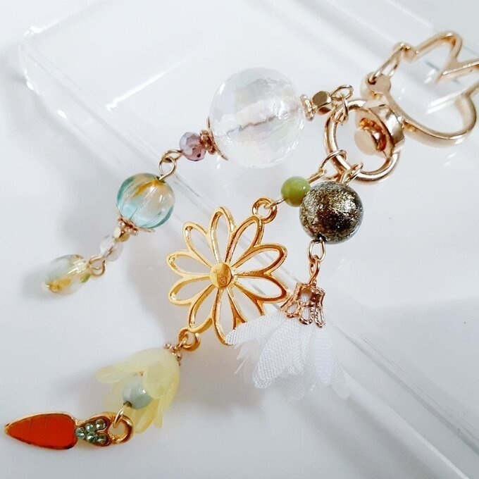 小さなにんじんが揺れる☆幻想的な虹色モザイクビーズとフラワーモチーフが可愛いウサギちゃんキーホルダー(秋色)