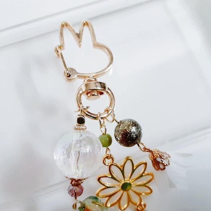 小さなにんじんが揺れる☆幻想的な虹色モザイクビーズとフラワーモチーフが可愛いウサギちゃんキーホルダー(秋色)