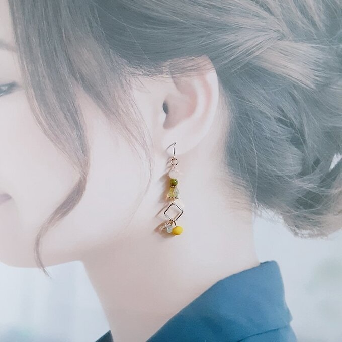 秋のピスタチオカラーのアシンメトリーピアス/イヤリング