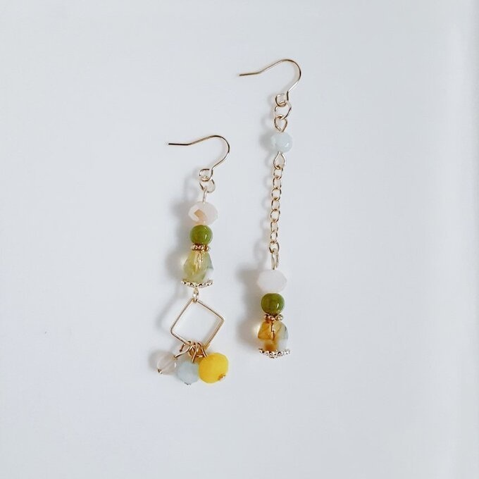 秋のピスタチオカラーのアシンメトリーピアス/イヤリング