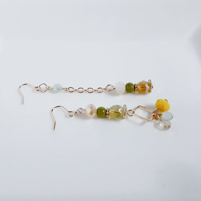 秋のピスタチオカラーのアシンメトリーピアス/イヤリング