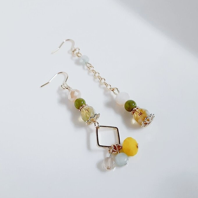 秋のピスタチオカラーのアシンメトリーピアス/イヤリング