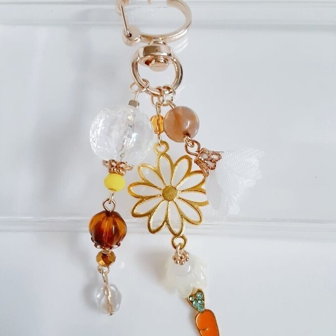 小さなにんじんが揺れる☆幻想的な虹色モザイクビーズとフラワーモチーフのお洒落ウサギちゃんキーホルダー(ブラウン