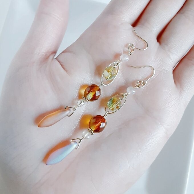 再販☆チェコビーズとオーバルフープのお洒落ロングピアス/イヤリング(大人トパーズ)