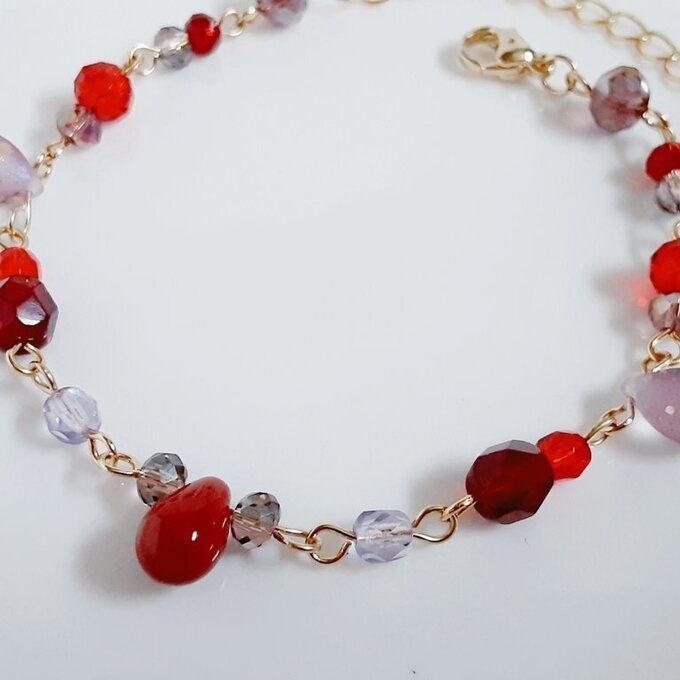 しずくとガラスビーズの秋色レッドアメジストパープルのグラデーション風ブレスレット