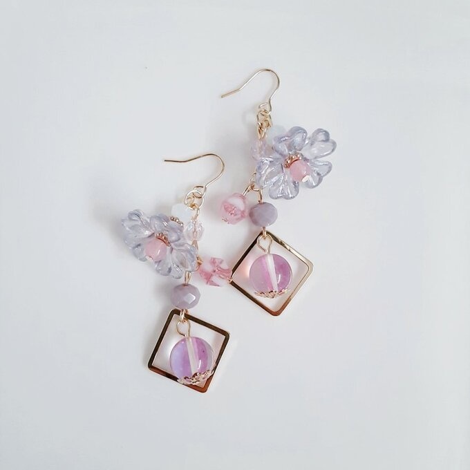 フラワービーズとルナフラッシュが可愛い☆ピンクパープル色の幻想ピアス/イヤリング