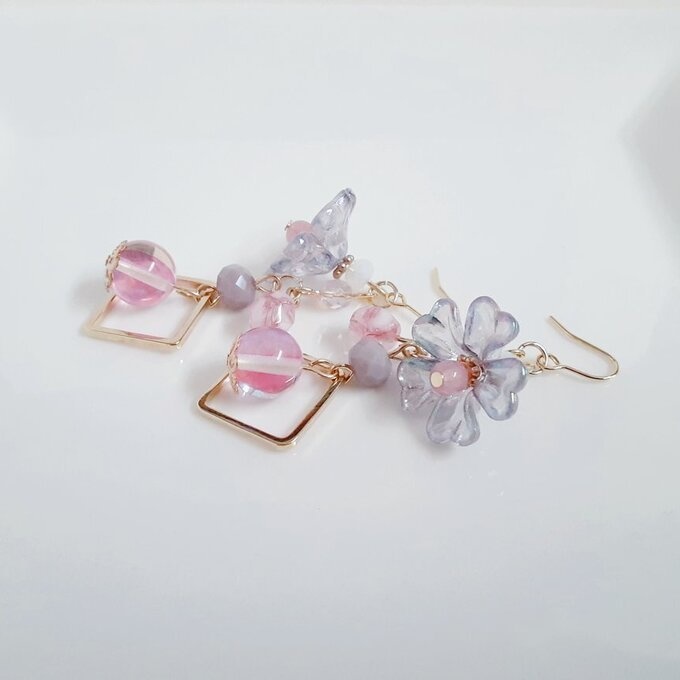 フラワービーズとルナフラッシュが可愛い☆ピンクパープル色の幻想ピアス/イヤリング