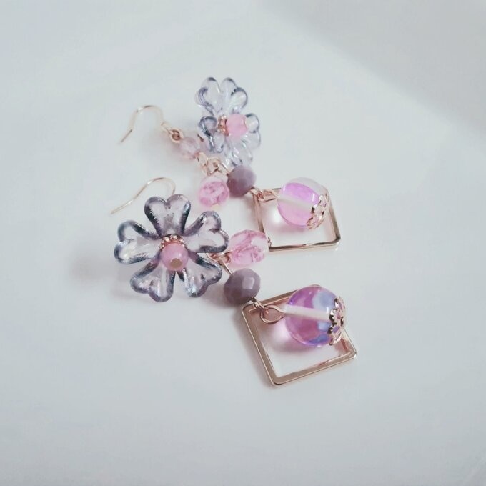フラワービーズとルナフラッシュが可愛い☆ピンクパープル色の幻想ピアス/イヤリング