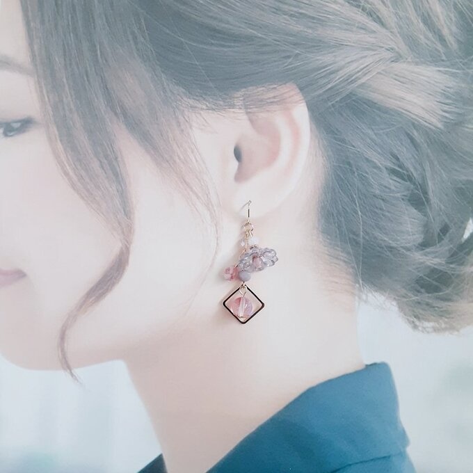 フラワービーズとルナフラッシュが可愛い☆ピンクパープル色の幻想ピアス/イヤリング