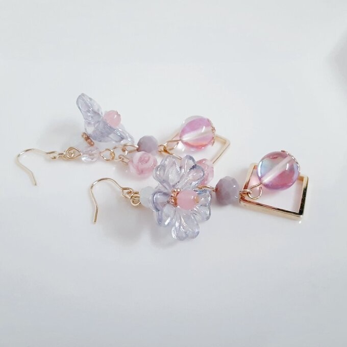 フラワービーズとルナフラッシュが可愛い☆ピンクパープル色の幻想ピアス/イヤリング