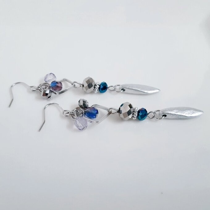 スクエアフープとチェコダガービーズのシャープなピアス/イヤリング(ブルーシルバー)