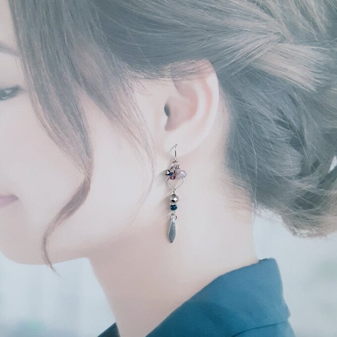スクエアフープとチェコダガービーズのシャープなピアス/イヤリング(ブルーシルバー)