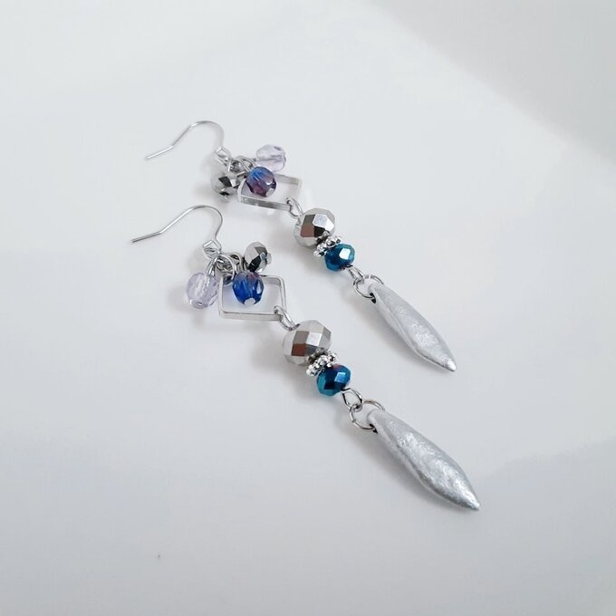 スクエアフープとチェコダガービーズのシャープなピアス/イヤリング(ブルーシルバー)