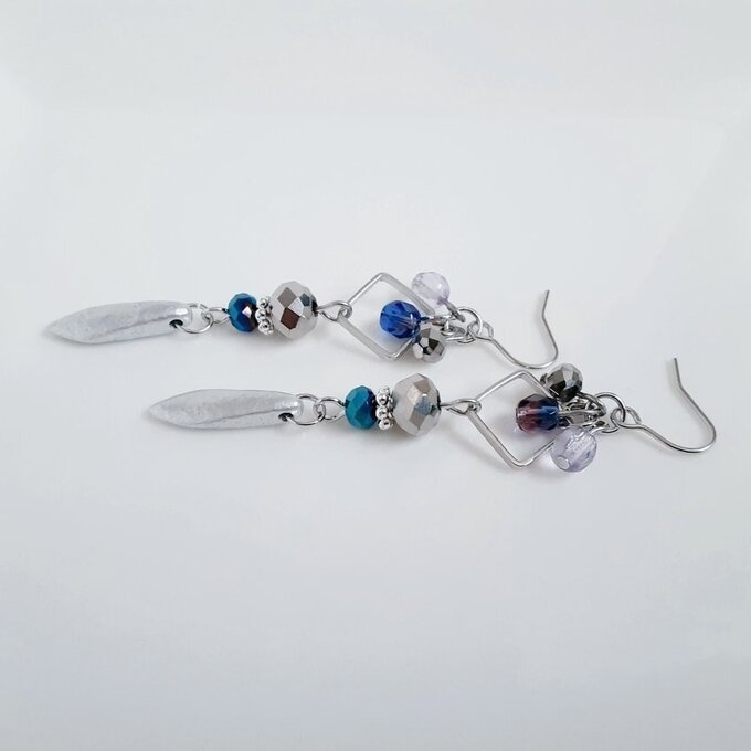 スクエアフープとチェコダガービーズのシャープなピアス/イヤリング(ブルーシルバー)