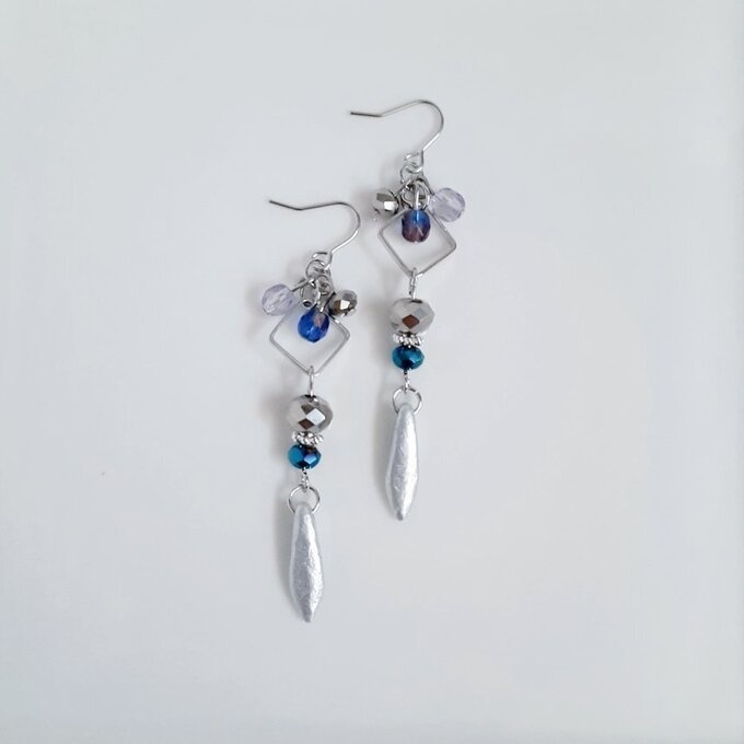 スクエアフープとチェコダガービーズのシャープなピアス/イヤリング(ブルーシルバー)