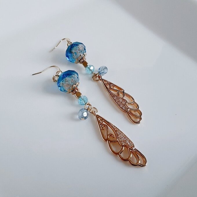まるで蝶の羽のようなジルコニアチャームととんぼ玉ビーズが綺麗なピアス/イヤリング(アクアブルー)