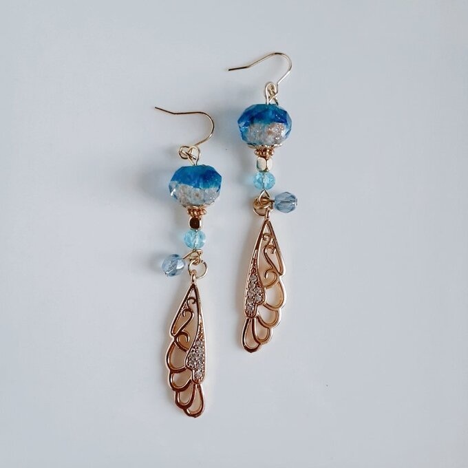 まるで蝶の羽のようなジルコニアチャームととんぼ玉ビーズが綺麗なピアス/イヤリング(アクアブルー)