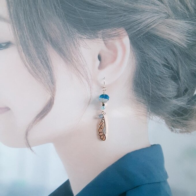 まるで蝶の羽のようなジルコニアチャームととんぼ玉ビーズが綺麗なピアス/イヤリング(アクアブルー)