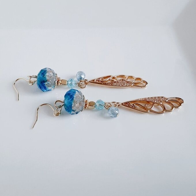 まるで蝶の羽のようなジルコニアチャームととんぼ玉ビーズが綺麗なピアス/イヤリング(アクアブルー)