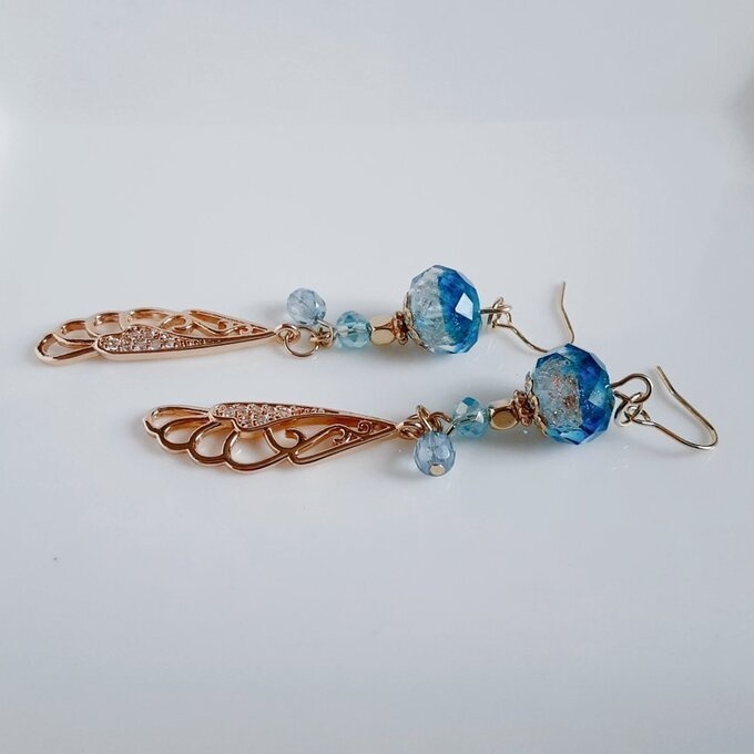 まるで蝶の羽のようなジルコニアチャームととんぼ玉ビーズが綺麗なピアス/イヤリング(アクアブルー)