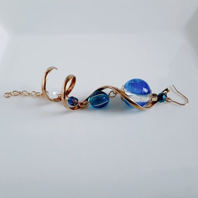 再販☆片耳用☆大ぶりのひねりチャームと海を感じる☆とんぼ玉ビーズが揺れる☆片耳ロングピアス/イヤリング(カビラマリン)