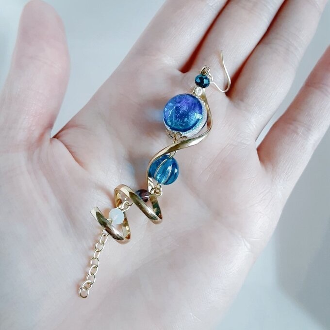 再販☆片耳用☆大ぶりのひねりチャームと海を感じる☆とんぼ玉ビーズが揺れる☆片耳ロングピアス/イヤリング(カビラマリン)