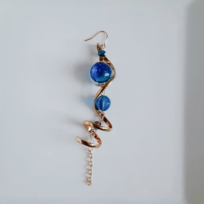 再販☆片耳用☆大ぶりのひねりチャームと海を感じる☆とんぼ玉ビーズが揺れる☆片耳ロングピアス/イヤリング(カビラマリン)