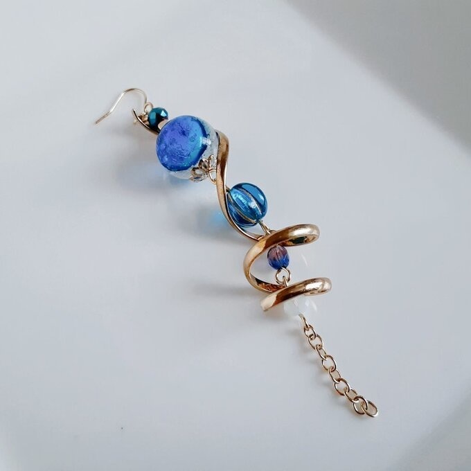 再販☆片耳用☆大ぶりのひねりチャームと海を感じる☆とんぼ玉ビーズが揺れる☆片耳ロングピアス/イヤリング(カビラマリン)