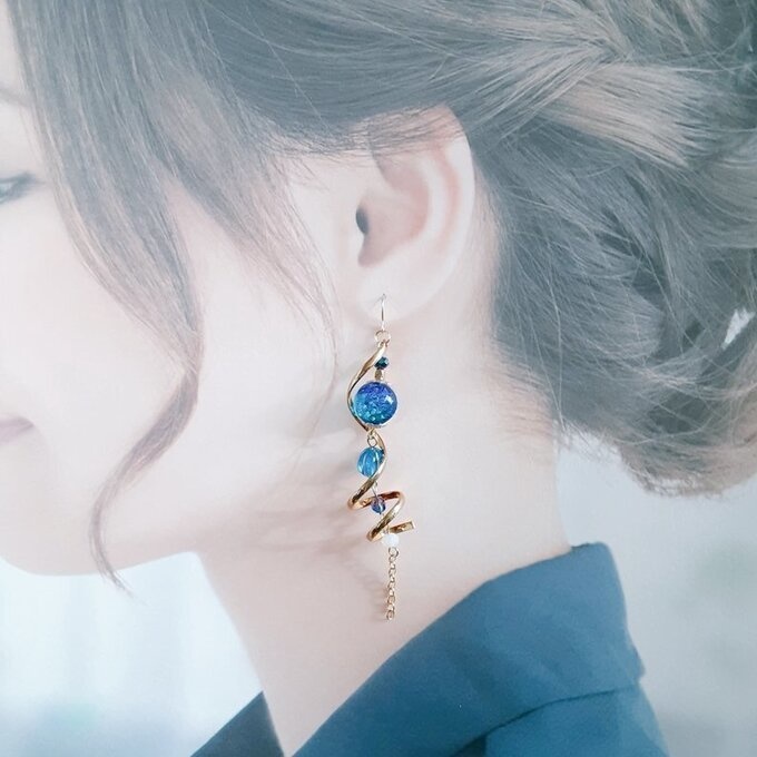 再販☆片耳用☆大ぶりのひねりチャームと海を感じる☆とんぼ玉ビーズが揺れる☆片耳ロングピアス/イヤリング(カビラマリン)