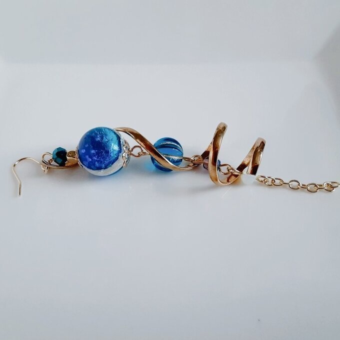 再販☆片耳用☆大ぶりのひねりチャームと海を感じる☆とんぼ玉ビーズが揺れる☆片耳ロングピアス/イヤリング(カビラマリン)