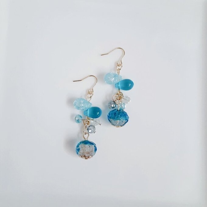 とんぼ玉ビーズが揺れる☆しずくとガラスビーズのプチジャラジャピアス/イヤリング(アクアブルー)