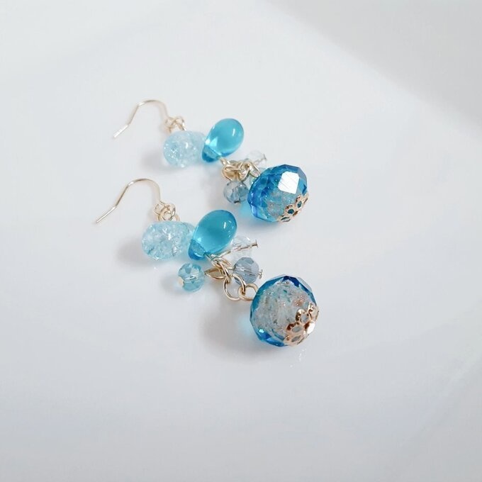 とんぼ玉ビーズが揺れる☆しずくとガラスビーズのプチジャラジャピアス/イヤリング(アクアブルー)