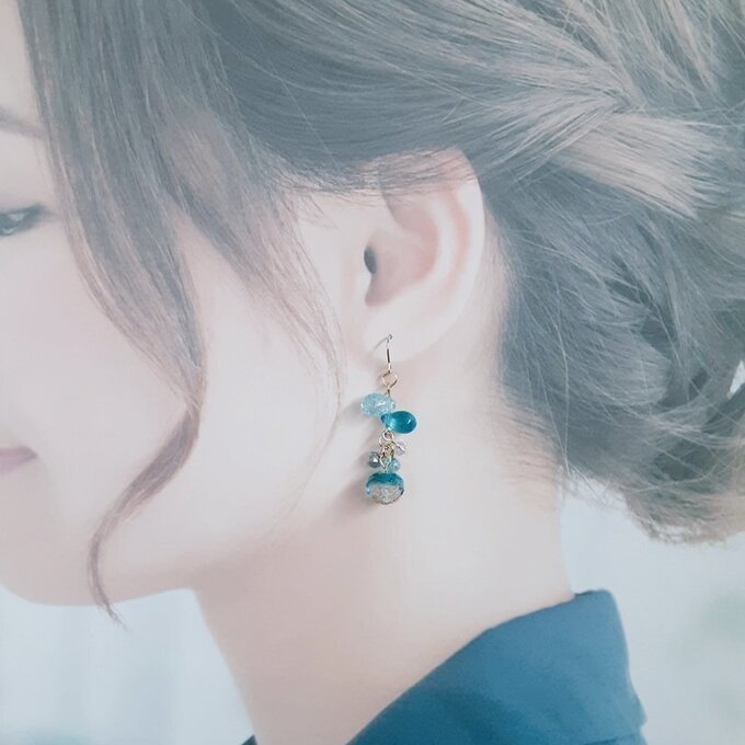 とんぼ玉ビーズが揺れる☆しずくとガラスビーズのプチジャラジャピアス/イヤリング(アクアブルー)