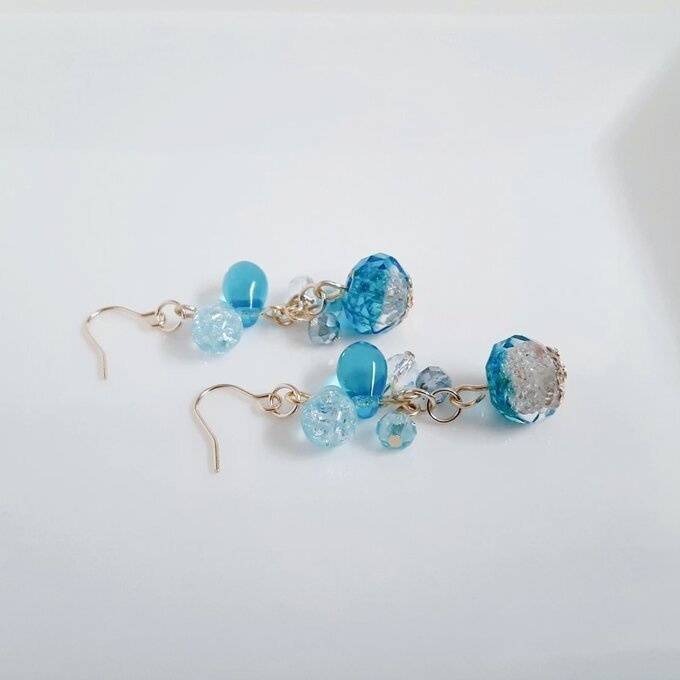 とんぼ玉ビーズが揺れる☆しずくとガラスビーズのプチジャラジャピアス/イヤリング(アクアブルー)