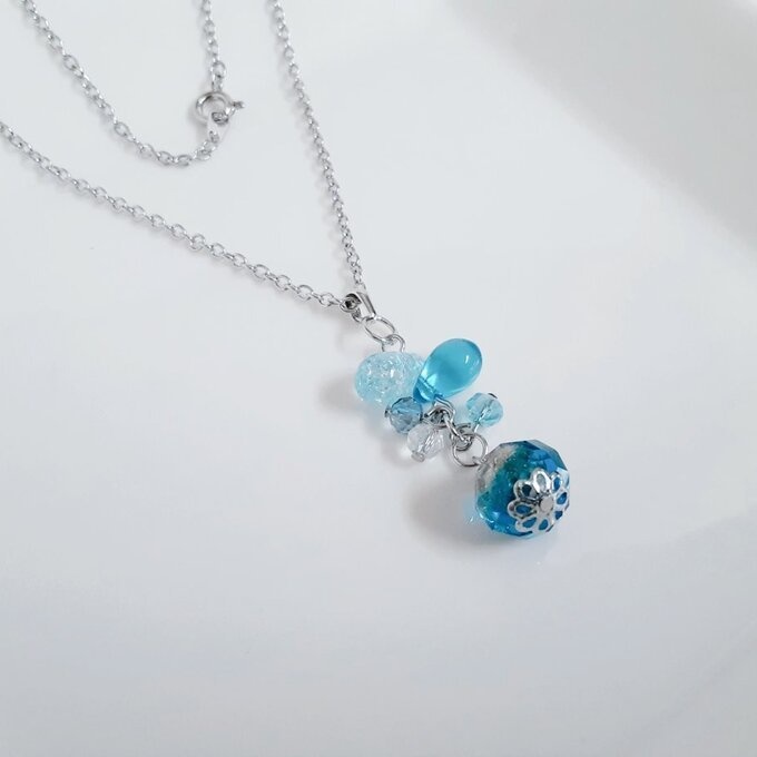 とんぼ玉ビーズが揺れる☆しずくとガラスビーズのワンポイントネックレス(アクアブルー)