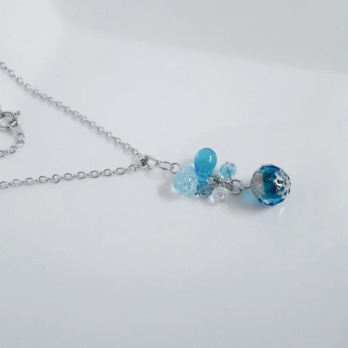 とんぼ玉ビーズが揺れる☆しずくとガラスビーズのワンポイントネックレス(アクアブルー)