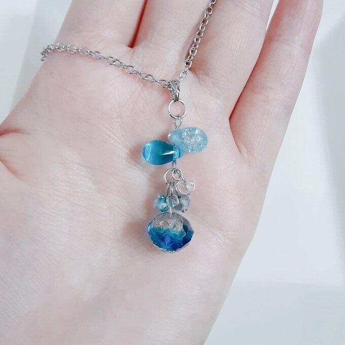 とんぼ玉ビーズが揺れる☆しずくとガラスビーズのワンポイントネックレス(アクアブルー)
