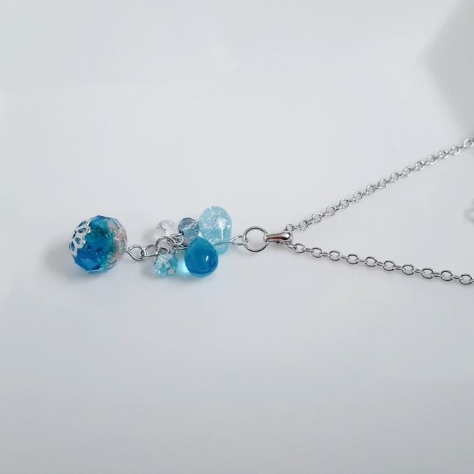 とんぼ玉ビーズが揺れる☆しずくとガラスビーズのワンポイントネックレス(アクアブルー)