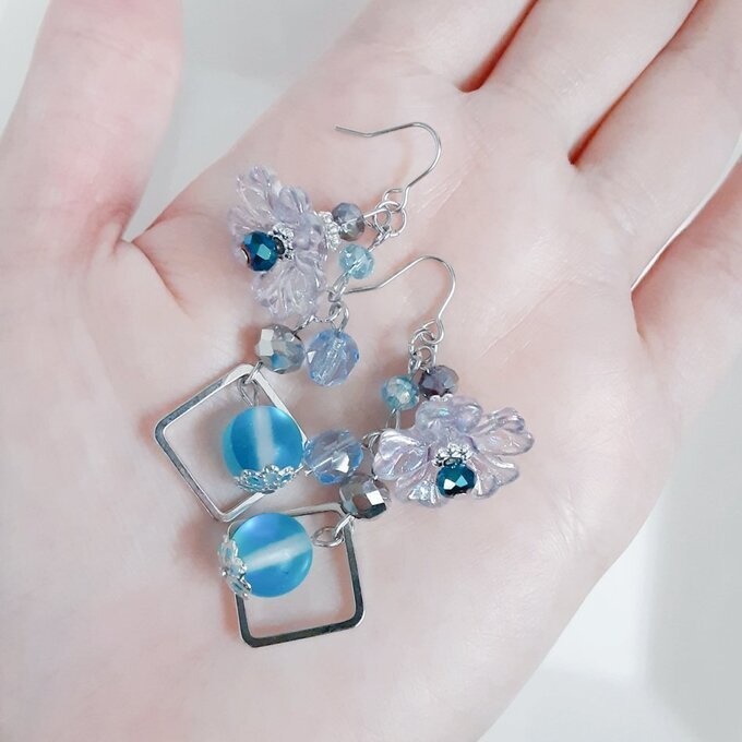 フラワービーズとルナフラッシュが可愛い☆アクアブルーパープル色の幻想ピアス/イヤリング